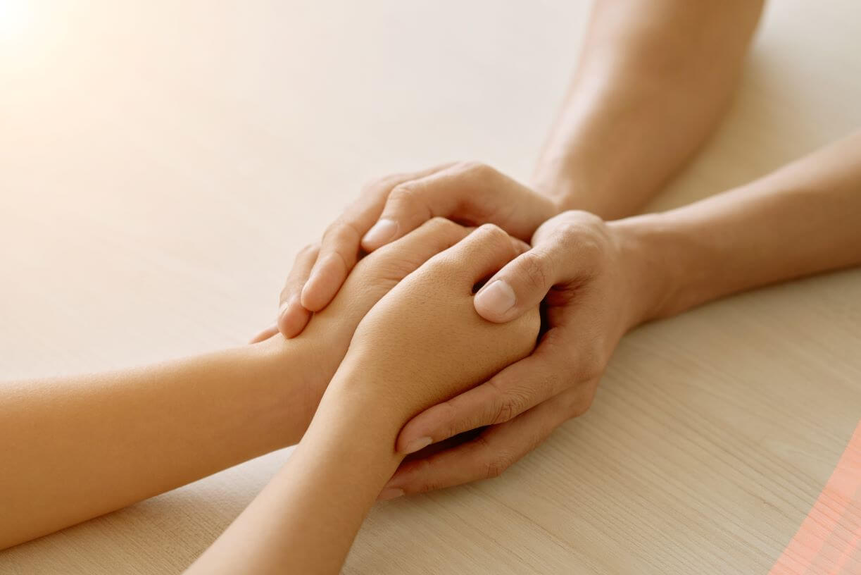 mãos dadas suporte efeitos colaterais do tratamento de câncer.