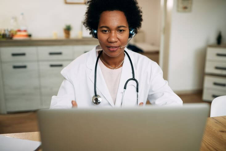 médica em frente ao computador telemedicina.