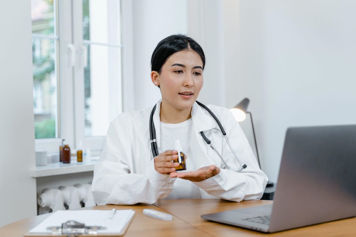 médica praticando telemedicina.