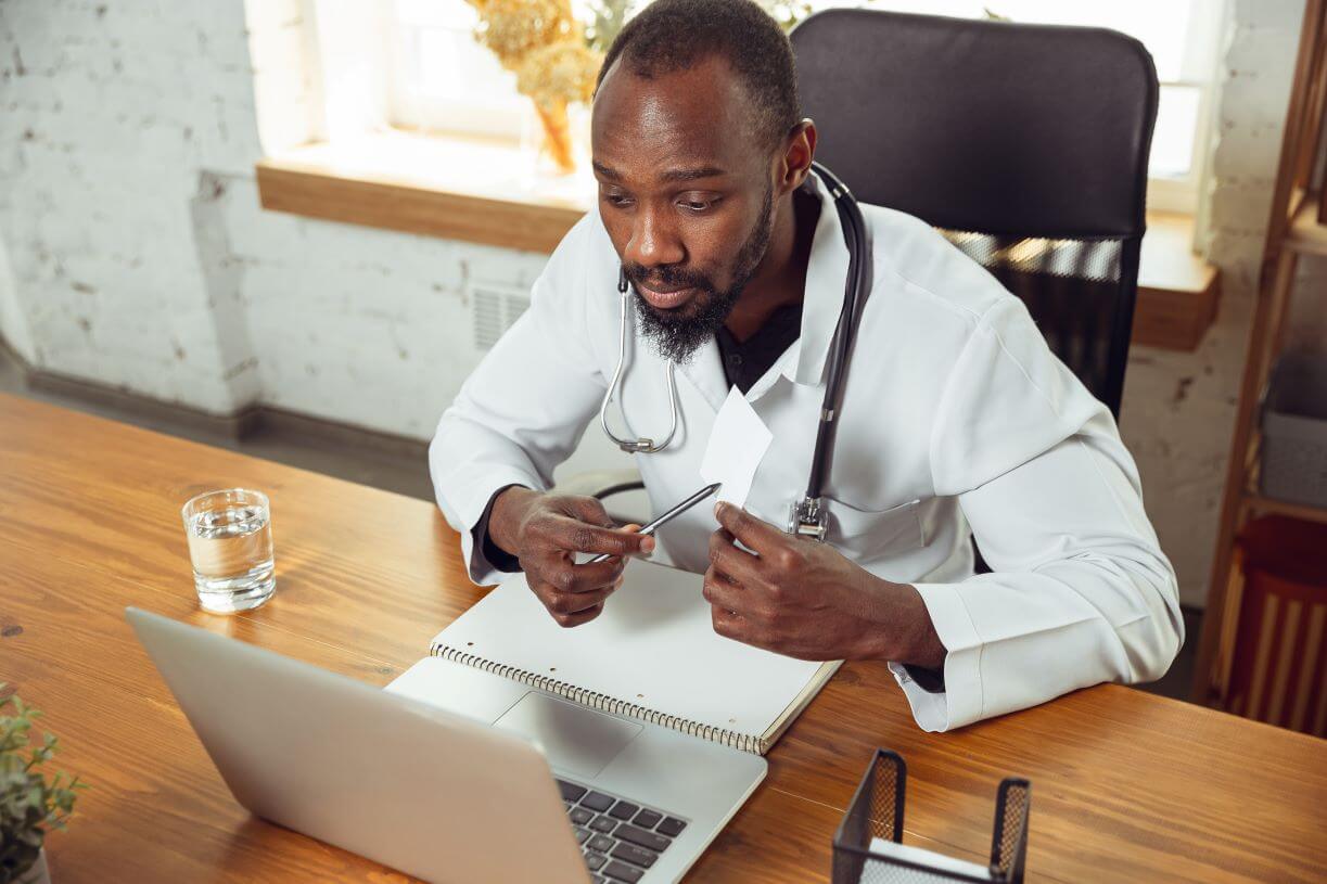 médico atendendo paciente por telemedicina.